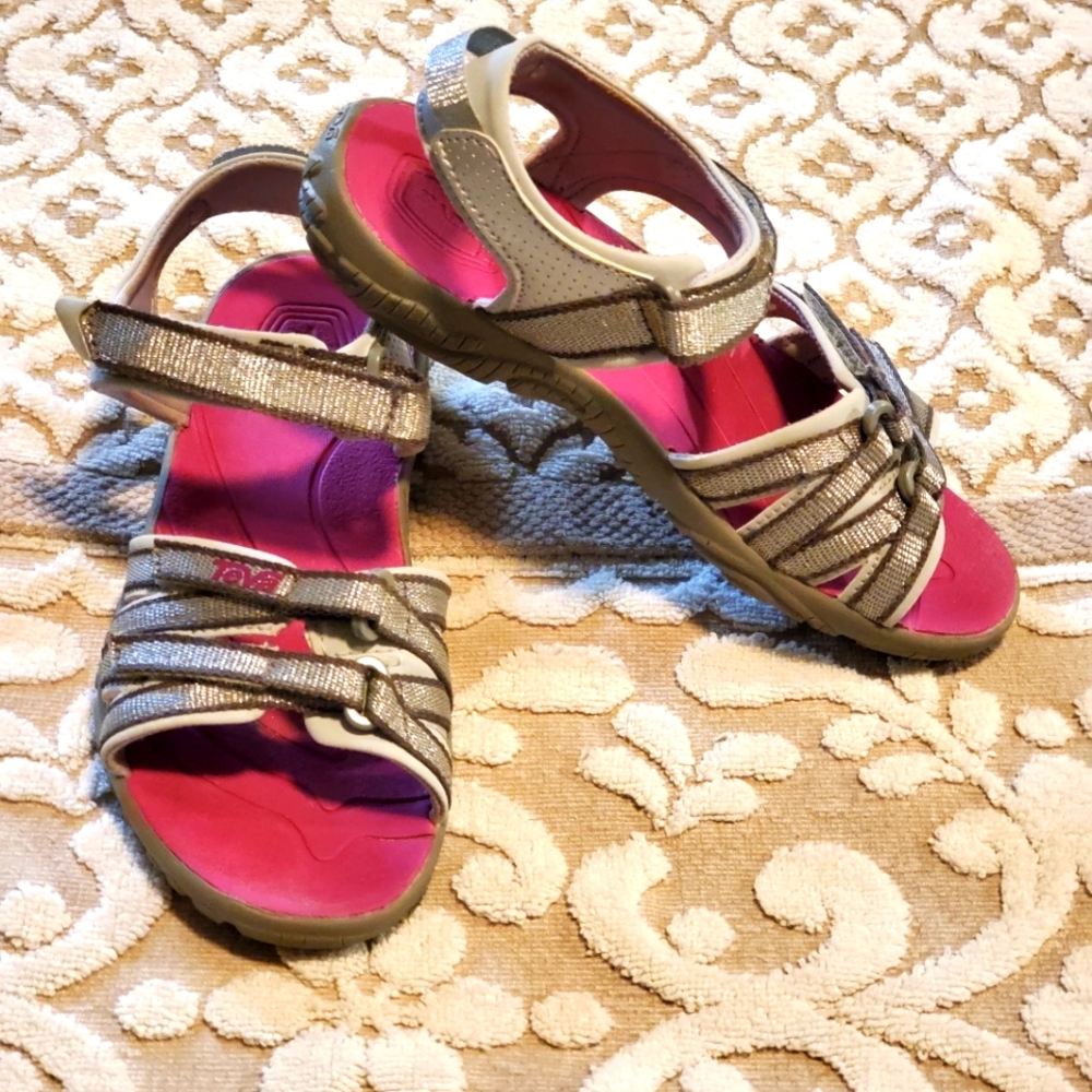 ⬇️ Teva Tirra strappy sandals